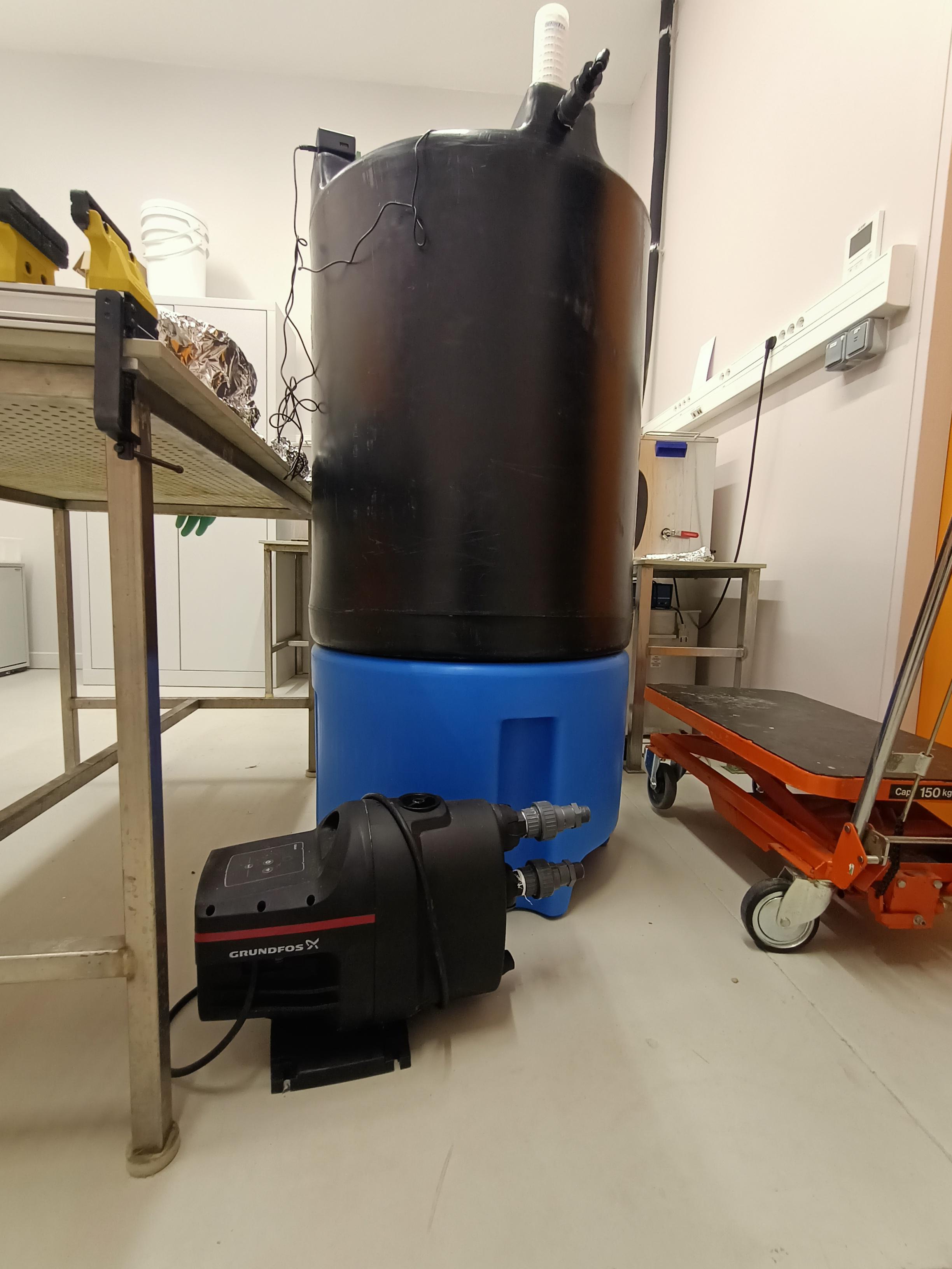 image de Station à eau pure avec grand réservoir et pompe